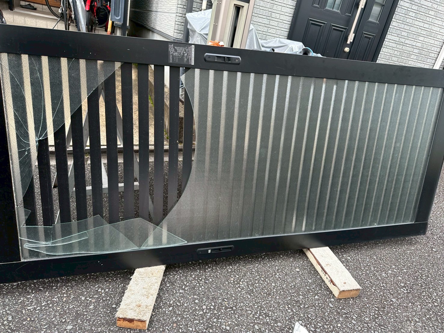 玄関ドア(修理前)